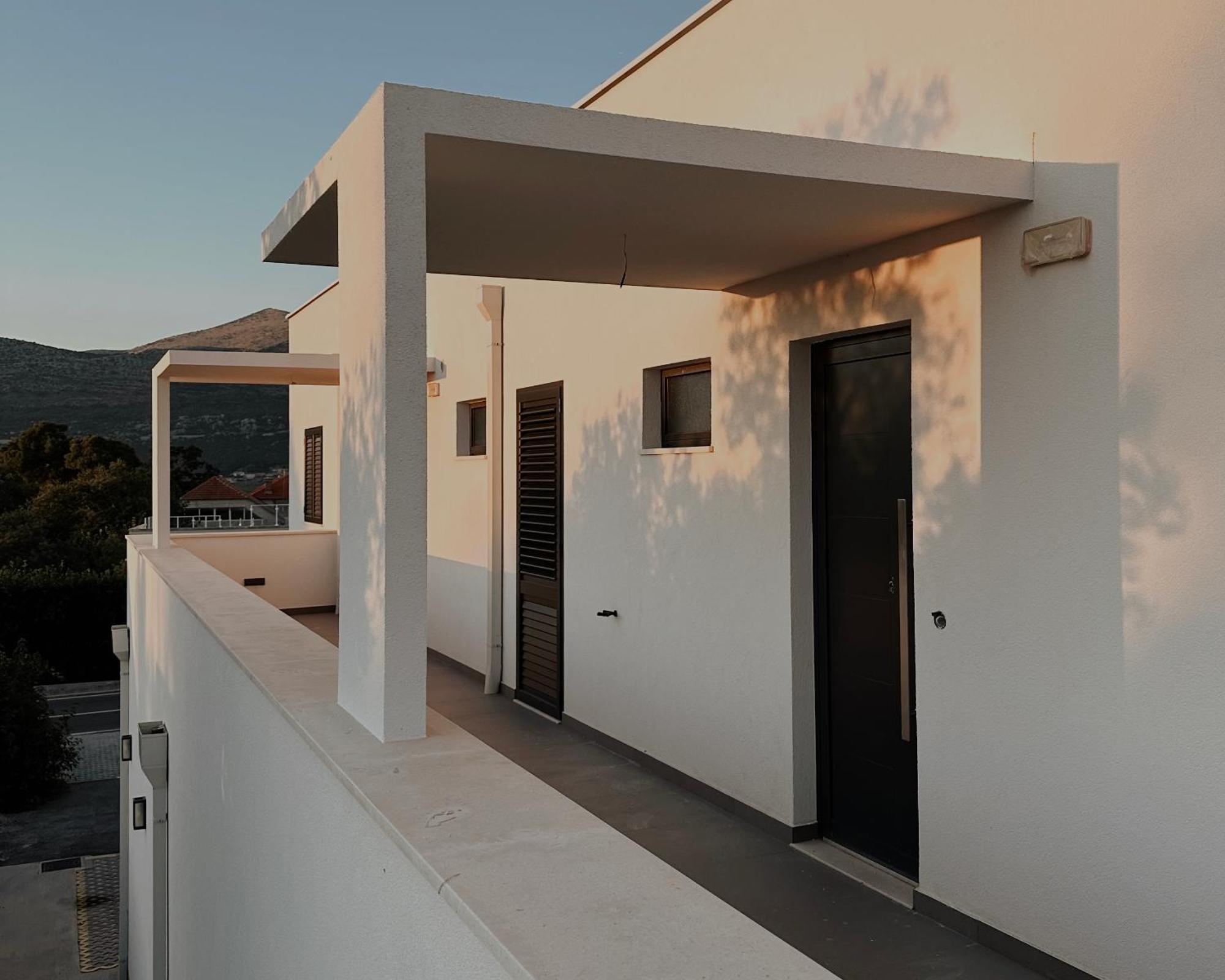 Dawn & Dusk - Modern Two Bedroom Apartment With Mountain Views Cilipi Exterior photo